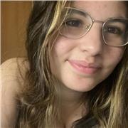 chica imparte clases de geografía a niños de primaria